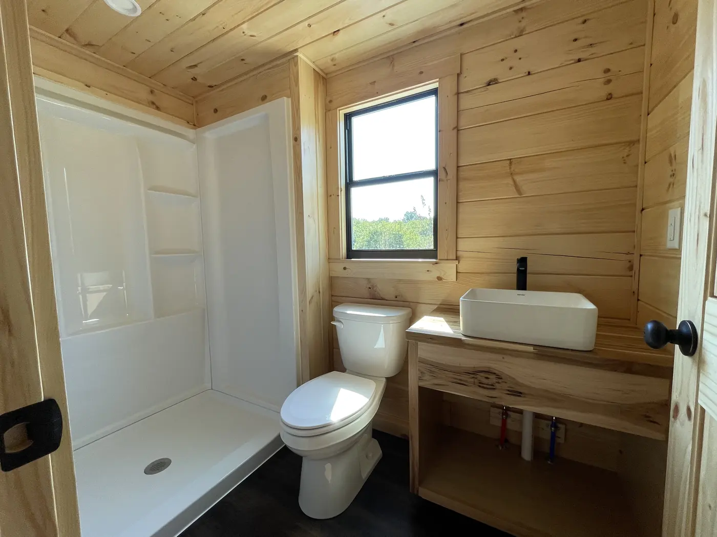 Bathroom with a toilet, vessel sink and shower